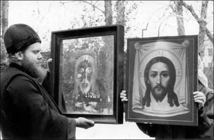 Отображение лика Христа на иконе из Покровской церкви в Ишиме. Ноябрь 2002. В настоящее время над иконой и отделённым от неё стеклом построена резная сень